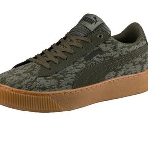 Puma vikky platform VR/olive night/ size 10 womens